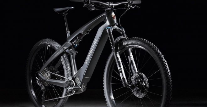 La Porsche Cross, la bicicleta eléctrica de montaña de Porsche, recibe una radical doble suspensión de FOX