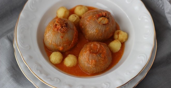 Pato confinado - Receta de cebollas rellenas con bonito y pimientos del piquillo