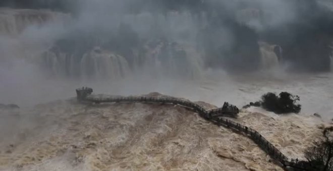 Las cataratas de Iguazú se desbordan tras fuertes lluvias torrenciales