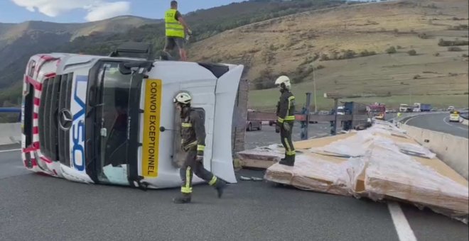 Herido leve el conductor de un camión de grandes dimensiones tras volcar en la A-67