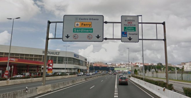 Una herida tras chocar un camión y tres turismos en la avenida Parayas