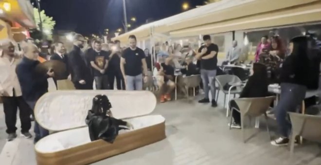 El Darth Vader de Murcia sale de un ataúd y hace una petición de matrimonio con una marcha de Semana Santa: "El romanticismo no ha muerto"