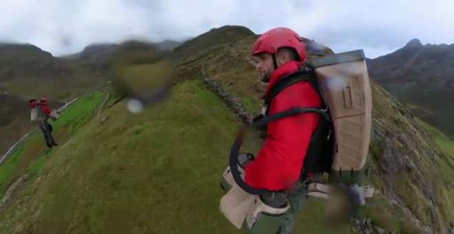 Un paramédico lucha contra el viento y la lluvia en un traje jet