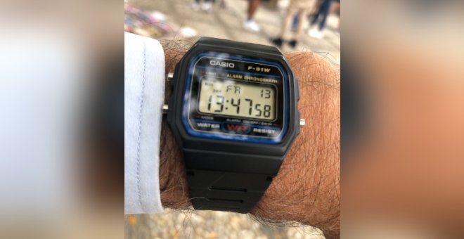 Un diputado de Vox presume de su reloj Casio para cargar contra Yolanda Díaz por sus "accesorios exquisitos" y la crítica se le vuelve en contra