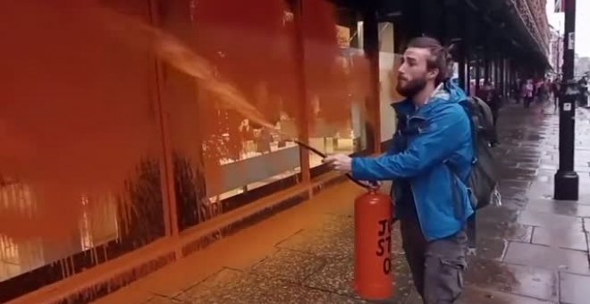 Activistas climáticos de "Just Stop Oil" vuelven a pintar los escaparates de Londres