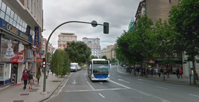 Un hombre simula un atropello como protesta por un conflicto en un centro de salud de Santander