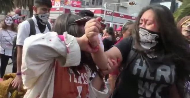 Una horda de zombis invade las calles de Ciudad de México