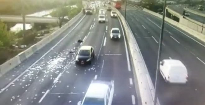 Arrojan cientos de billetes a una autopista durante una persecución policial en Chile