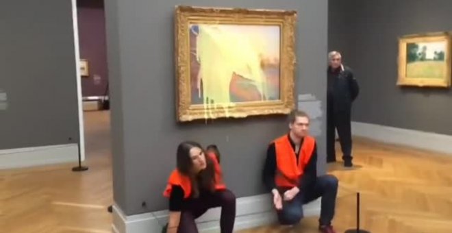 Dos activistas climáticos lanzan puré de patatas contra un cuadro de Monet en Alemania