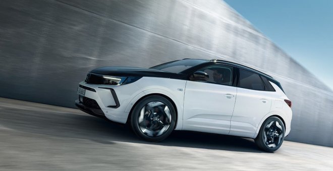 El Opel Grandland GSe llega como un SUV híbrido enchufable de 300 CV y actitud deportiva