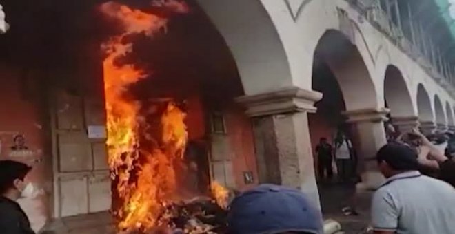 Estudiantes peruanos queman la puerta de una universidad como protesta