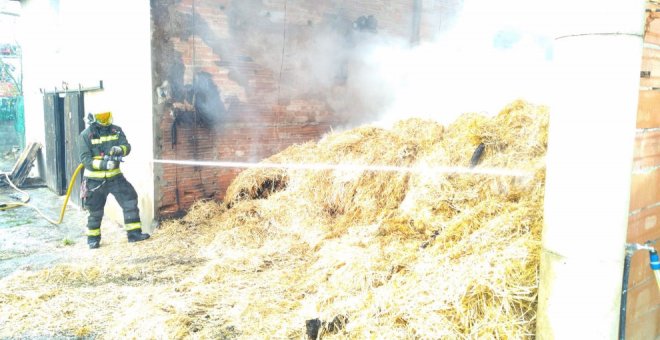 Los bomberos logran salvar una vivienda tras un incendio en una cuada en Udías