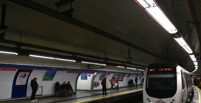 El metro, el refugio de los artistas que no pueden tocar en las calles de Madrid