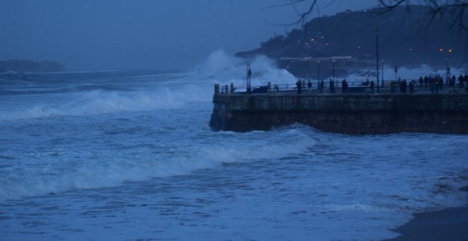 Un frente pondrá en riesgo a Cantabria este lunes por viento y fenómenos costeros