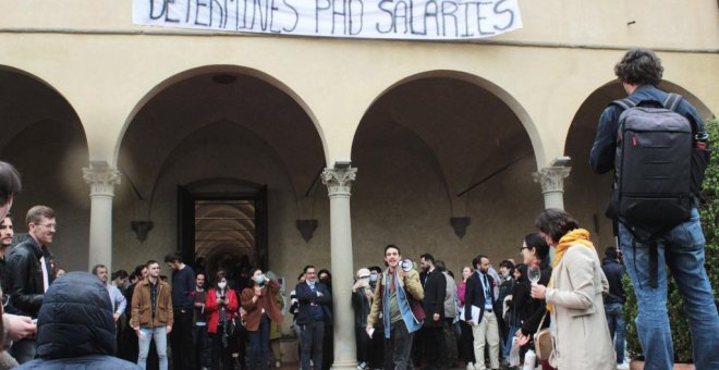 Excelencia académica por mil euros al mes y sin acceso a la Sanidad: la precariedad de un doctorando en el extranjero