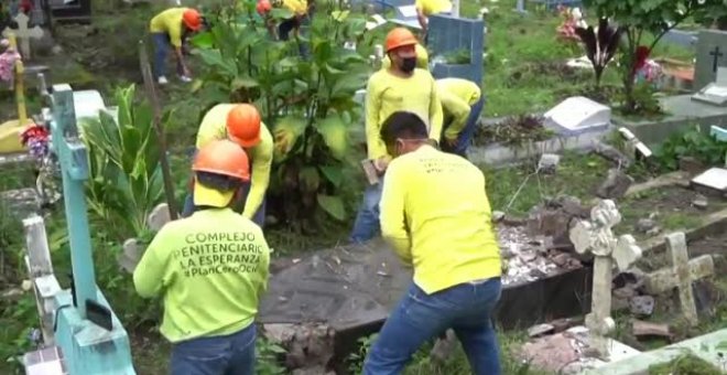 El Gobierno de El Salvador destroza las tumbas de algunos pandilleros