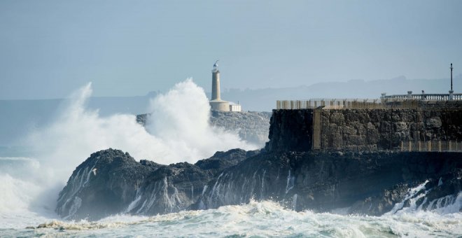 El temporal en la costa obliga a cerrar el tramo final de la Avenida Manuel García Lago y el minizoo de La Magdalena