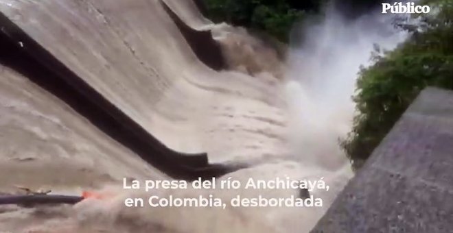 La presa del río Anchicayá, en Colombia, desbordada tras la crecida por las últimas lluvias en el país