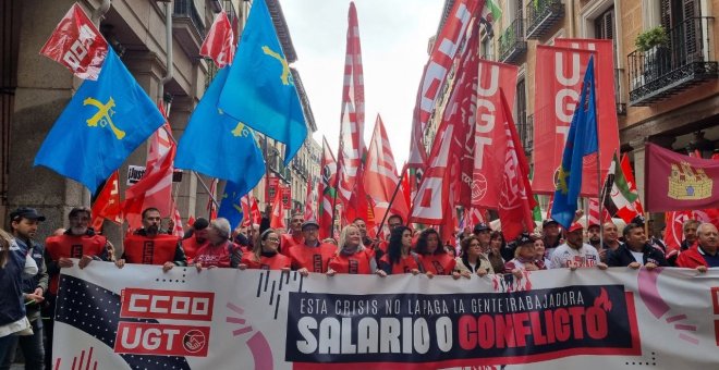 Una masiva marcha en Madrid exige la subida de salarios bloqueada por la patronal