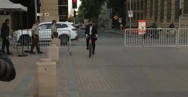 El presidente de Chile se desplaza al trabajo en bicicleta