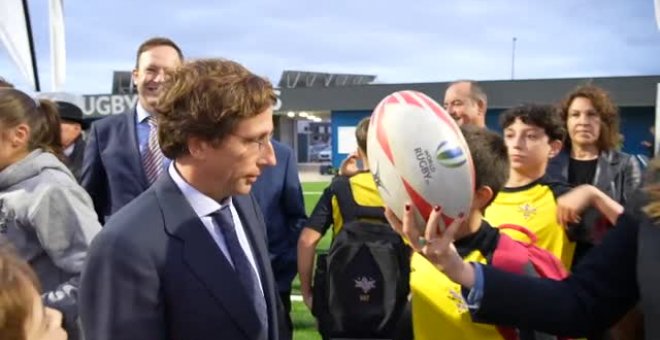 Almeida estampa un balón de rugby contra un periodista