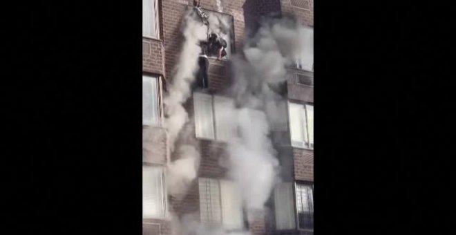 Una mujer aguanta colgada de una ventana durante un incendio en Nueva York