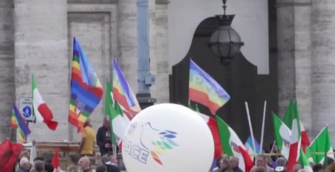 Una enorme pancarta por la paz en Roma pide el fin de la guerra en Ucrania