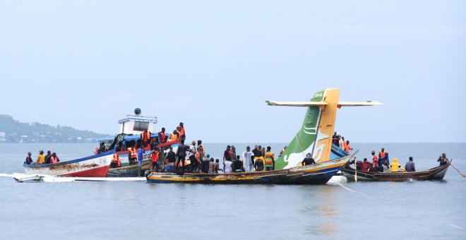 Al menos 19 muertos al estrellarse un avión en Tanzania