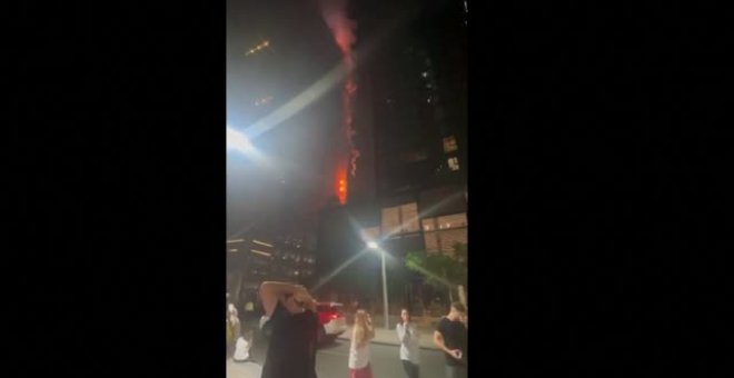 Arde un rascacielos cercano al Burj Khalifa en Dubai