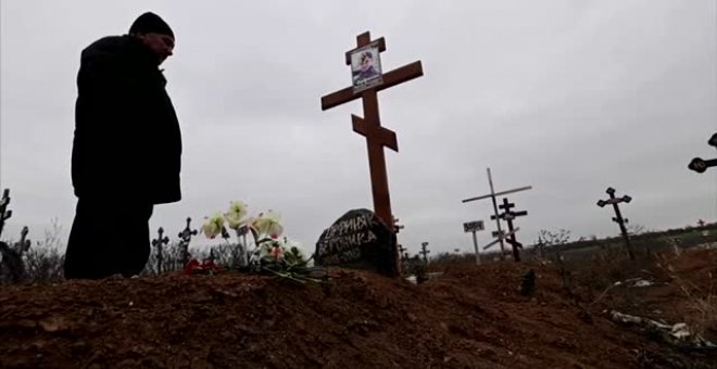 Los ciudadanos de Mariúpol lloran la muerte de sus seres queridos