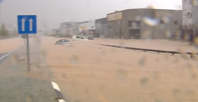 El agua arrasa todo a su paso en Ribarroja del Turia