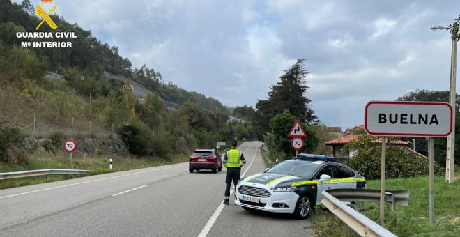 Roba un coche en Valdáliga y lo deja abandonado en la A-8 cuando se le acaba la gasolina