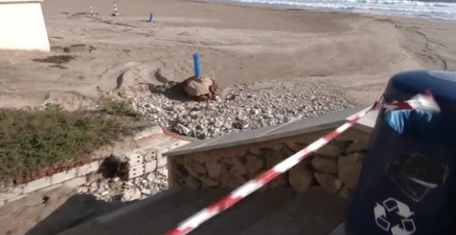 Destrozos en el mobiliario urbano y en las playas y coches atrapados, por las tormentas en Alicante