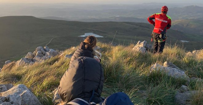 El helicóptero rescata a dos senderistas perdidas en el monte Las Enguinzas