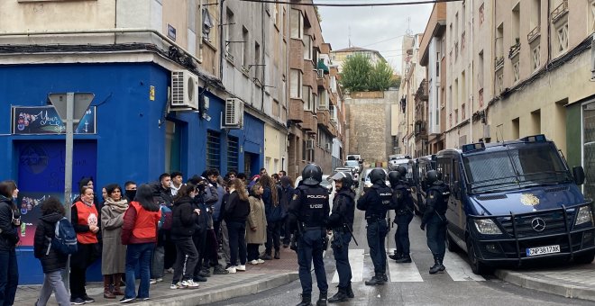 Desahuciada una mujer de 67 años, junto a su hija embarazada, su hija con cáncer y sus cuatro nietos menores en Madrid