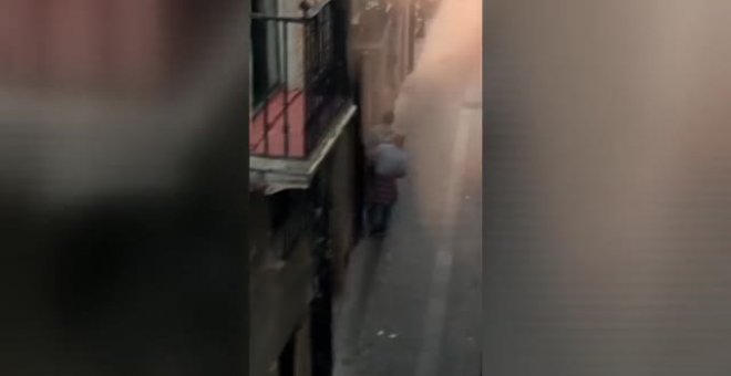 Una vaquilla se cuela por la ventana de una panadería y se queda encerrada hasta que los mozos la sacan