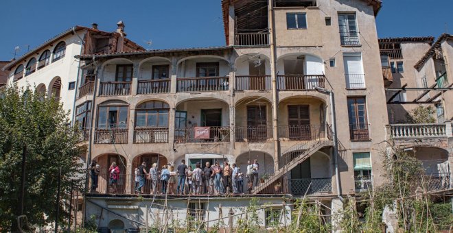 Una cooperativa vol fer renéixer un gran edifici del barri vell de Berga