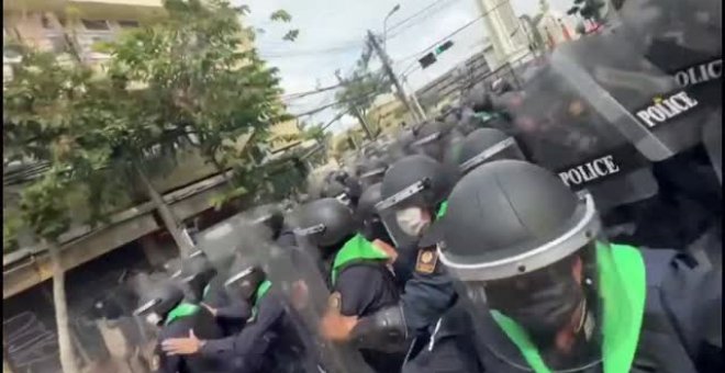 Cientos de personas protestan contra el gobierno y el primer ministro en Tailandia