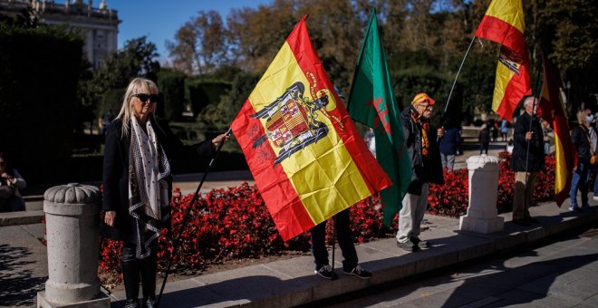 Apenas 100 personas homenajean en Madrid a Franco y Primo de Rivera, cantan el 'Cara al Sol' y hacen el saludo fascista