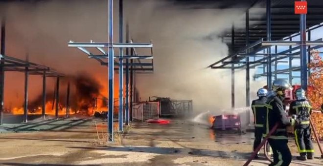 Aparatoso incendio en una nave industrial de Madrid