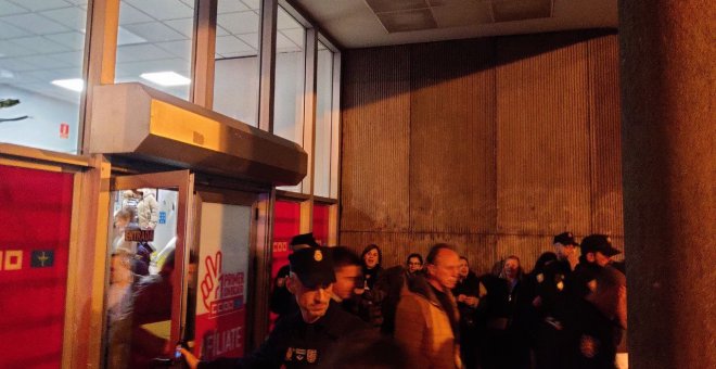 El presidente de OTEA abandona la mesa de negociación escoltado por la policía nacional