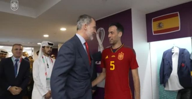 Felipe VI baja al vestuario a saludar a la selección tras su 7-0 ante Costa Rica