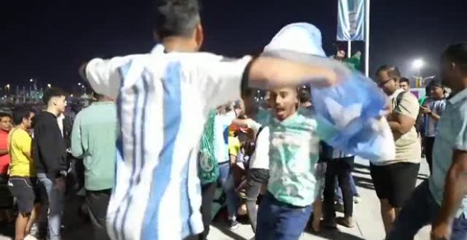 Seguidores cataríes de Messi celebran a lo grande la victoria de Argentina ante México