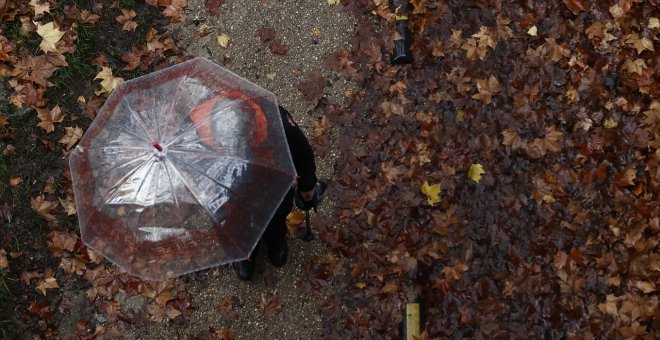 Las temperaturas bajarán este lunes con riesgo por lluvia, viento, olas y nieve en el norte de la Península y Baleares