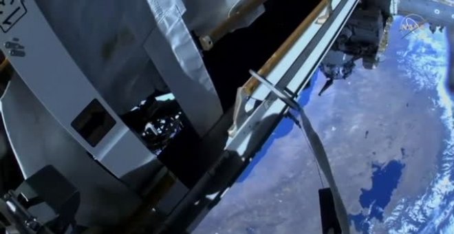 Astronautas de la NASA realizan un paseo espacial para instalar un panel solar en la Estación Espacial Internacional