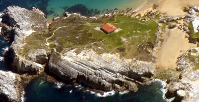 Rescatado un hombre que se cayó al agua desde la isla de la Virgen del Mar