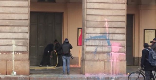 Cinco activistas atacan con pintura la fachada del teatro La Scala de Milán