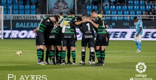 El Racing se queda con diez jugadores y cae en el tiempo de descuento ante el Ibiza