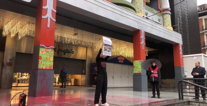 Activistas por el clima arrojan pintura al escenario infantil de Cortylandia