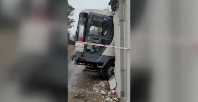 Un camión de la limpieza se empotra en una casa de Sant Cugat del Valles, Barcelona